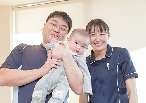 子供を抱っこしている院長と副院長