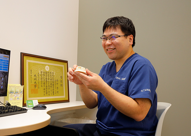 インプラントの説明をする様子